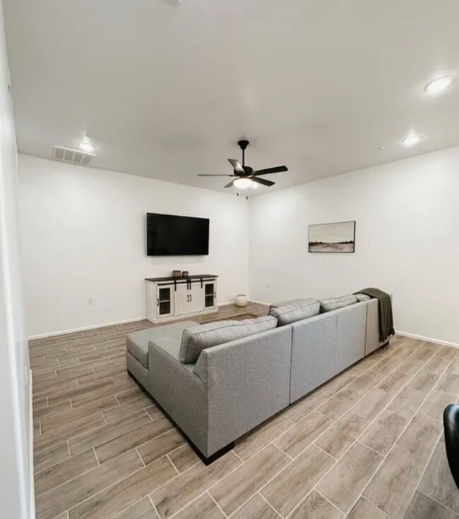 Photo - Beautiful newer townhome with Mountain View’s