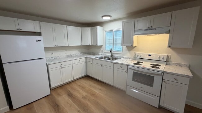4692 York St Unit B
