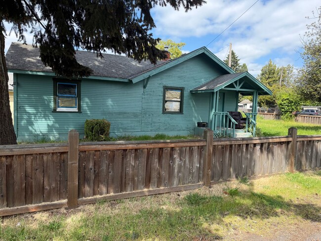 Building Photo - Great Home River Road Area