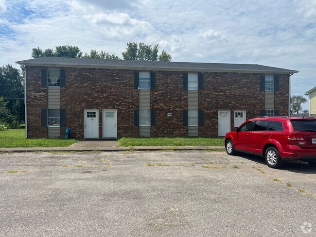 Building Photo - 2 Bed 1.5 Bath Townhouse