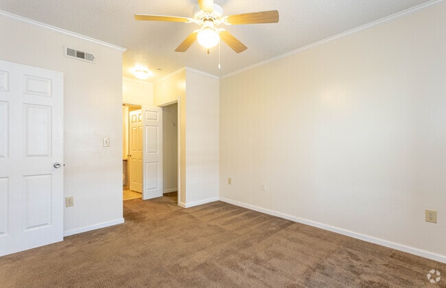 2BR, 2BA - 990SF