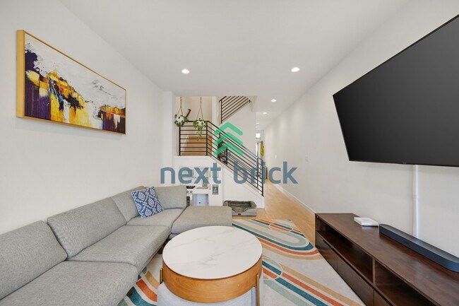 Photo - Spacious 3-Bedroom Townhouse in Seattle's Vibrant Heart – 2 Full Baths & 1508 Sq Ft of Comfort!