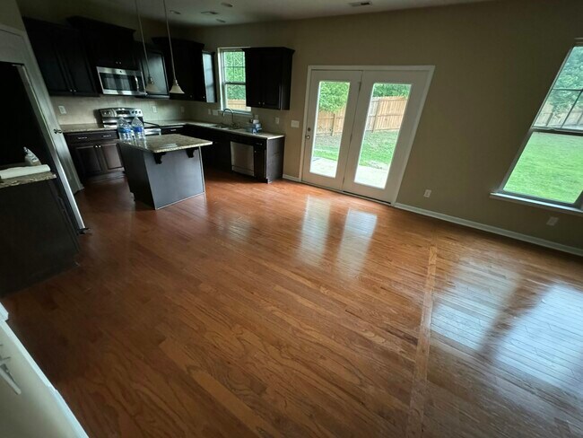 Photo - 318 River Oak St