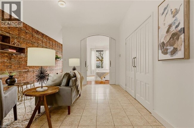 Photo - 163 Victoria Ave N