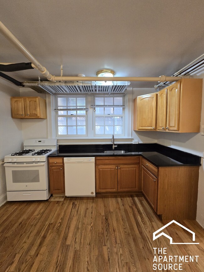 Building Photo - 1454 Oak Ave Unit G Rental