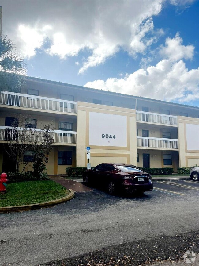 Building Photo - 9044 NW 28th Dr Unit 3-201 Rental