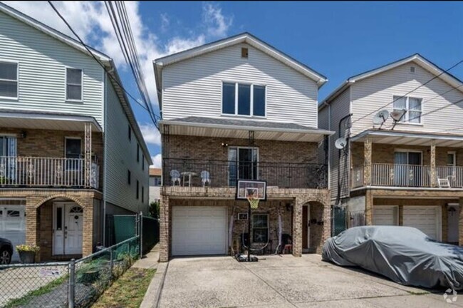 Building Photo - 97 Oak St Unit 3 Rental