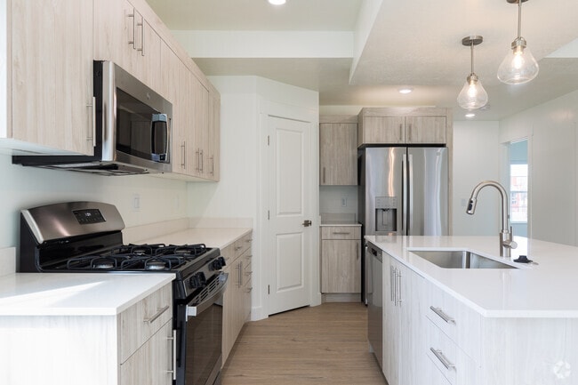 3BR, 2.5BA - 2,050SF