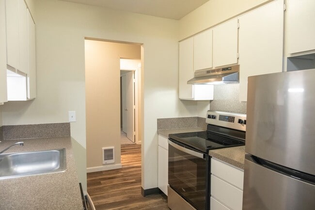 Building Photo - Charming Two-Bedroom Retreat in the Heart ... Unit CR1932 Rental