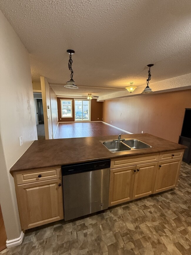 Photo - 901 16 St