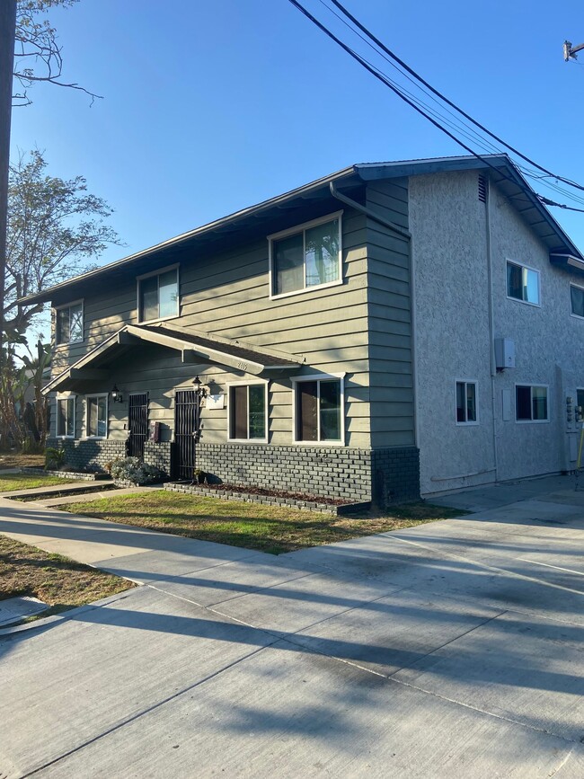 Photo - 2415 E. 6th Street Apartments