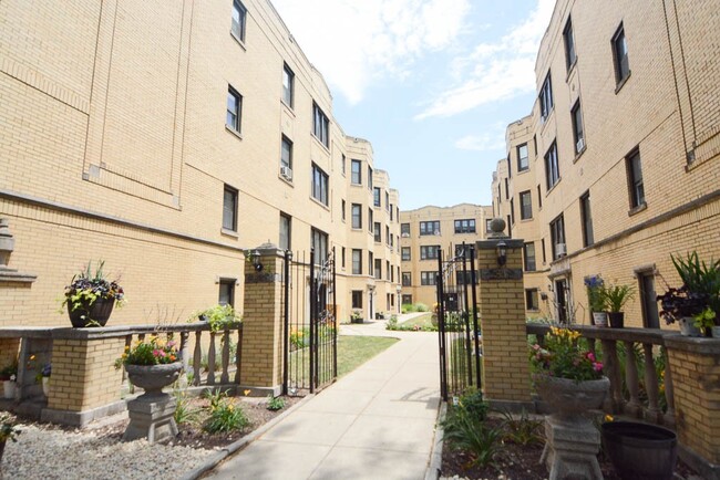 Photo - 3833 N Greenview Ave Unit J06P