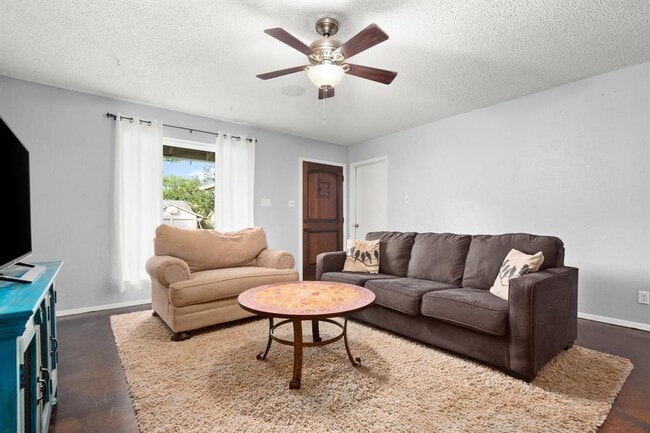 Photo - 4702 Gray Fox Dr