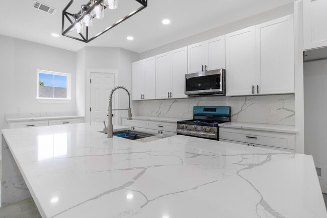 Building Photo - 611 Bridgeview Dr