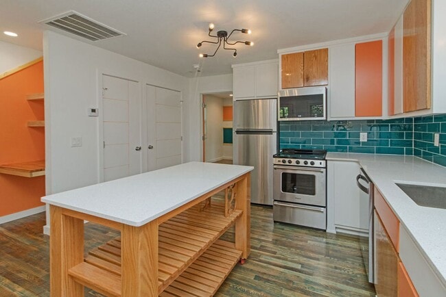 Photo - Pet-Friendly 1-Bedroom Apartment in Downtown Rogers –  Move-In Special! Unit F