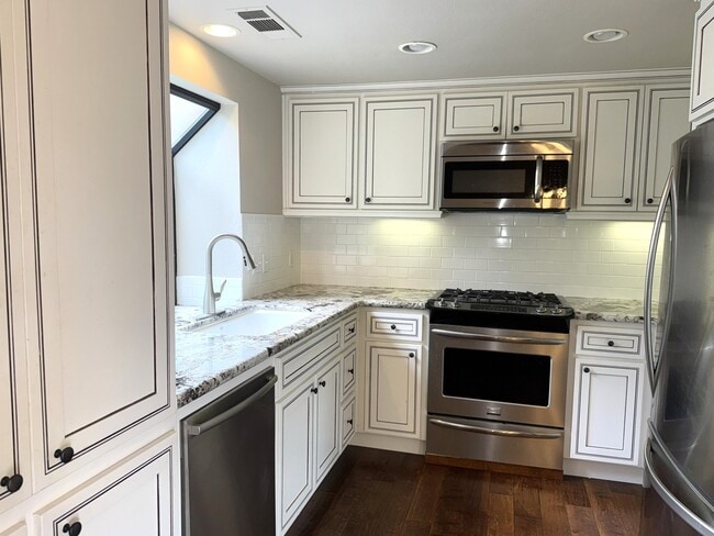 Photo - 875 E Cromwell Ave