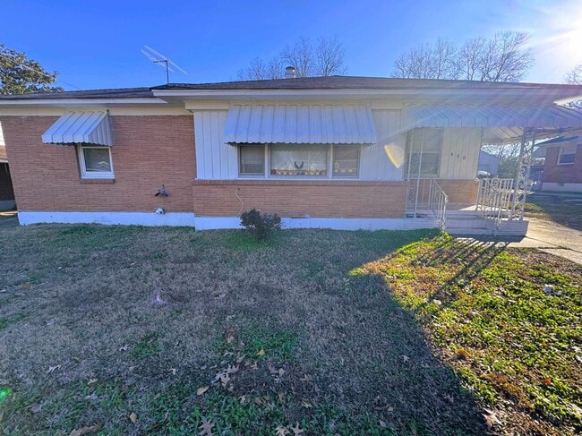 Building Photo - 830 Stratford Rd