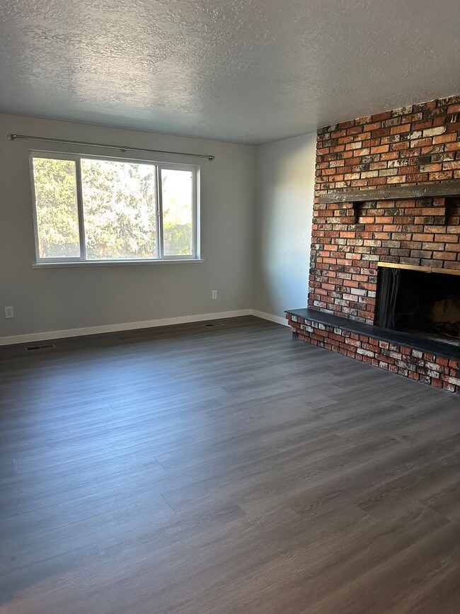 Photo - Updated 2-Bedroom 1 Bathroom Near Whitewat...