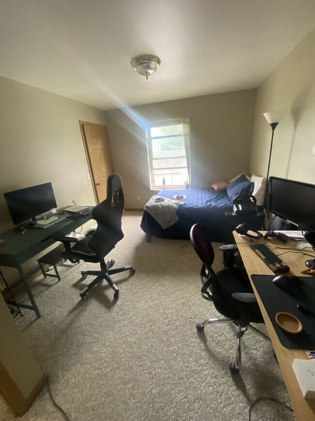 2 bed 1 bath close to UWEC just off Water St. Available June 1st!