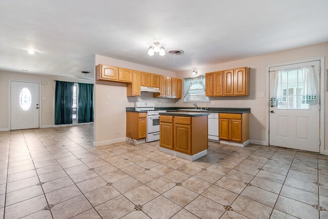 Photo - 4704 Lake Louise Ave