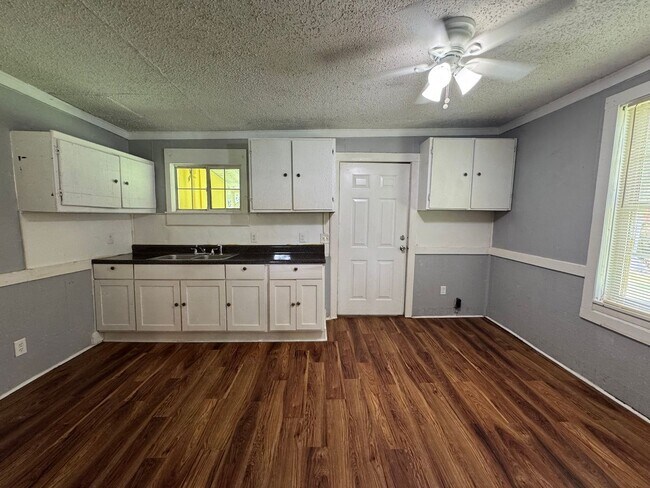 Photo - 2/1 Country House $895