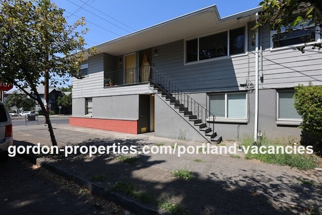Building Photo - 2803 NE Hoyt St Unit 2803