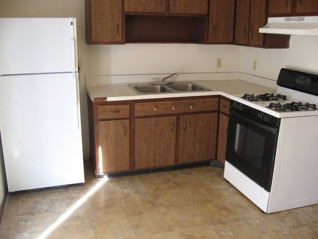 Kitchen - Ironwood Court Apartments