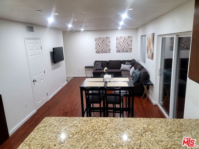 Photo - 1212 Cloverdale Ave