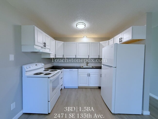 Photo - Bright & Updated 3 Bedroom Apartment with Patio in Portland Unidad 2471