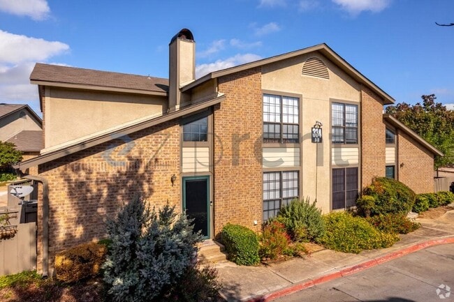 Building Photo - 334 W Harwood Rd