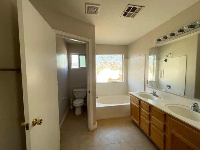 Photo - Location, Location, Location Gilbert 3+Den, 2 Bath, 2CG.