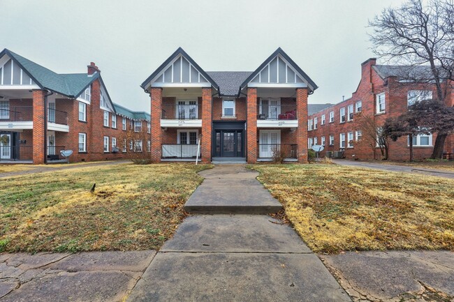 Building Photo - Lovely 1 Bed Home with new Balcony: 1407 1/2 Northwest 17th Street