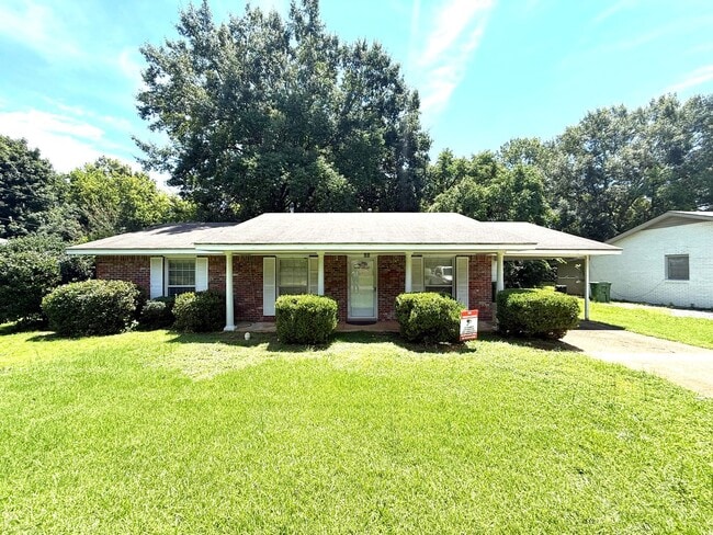 Building Photo - ** 3 Bed 2 Bath located off Eastern Blvd ** call (334) 366-9198 for a self showing