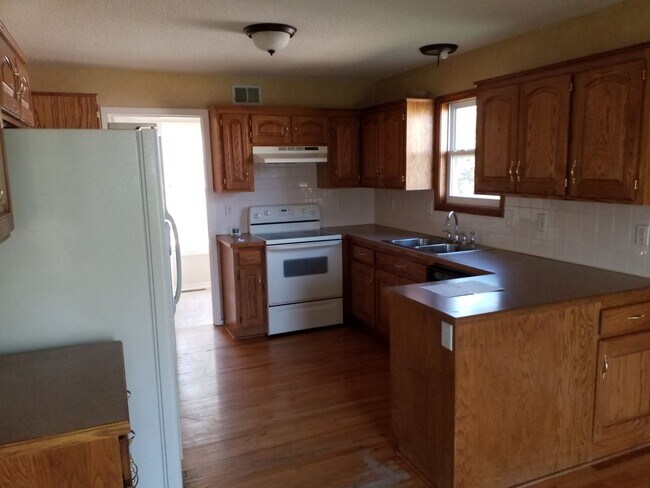 Photo - AVAILABLE NOW! Beautiful LARGE 4 BD 3 BTH ...
