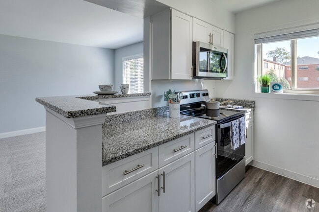 1BR, 1BA - 630SF - Woodlee Terrace Apartments