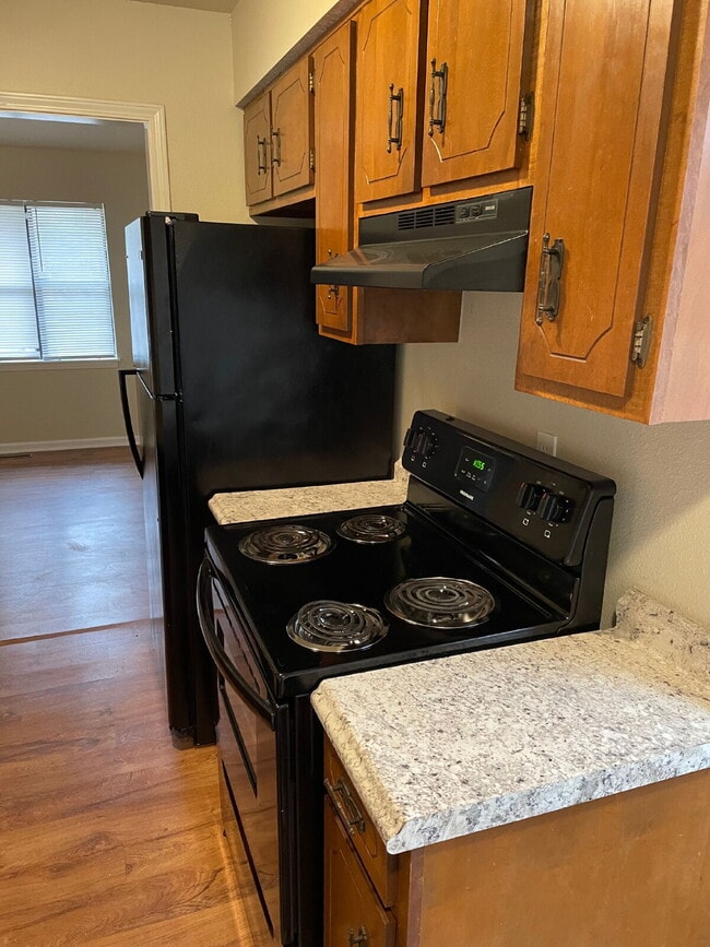 Photo - "Charming 3-Bedroom Retreat with Fireplace in Prime Jonesboro Location!" Unidad B