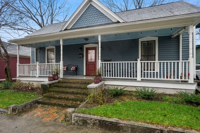 Building Photo - Available NOW! 3 bed + 2 bath bungalow w/ Historic charm in the heart of Durham!