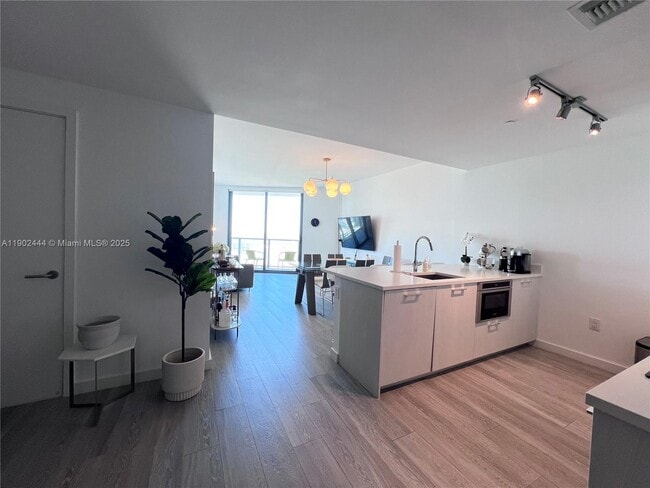 Photo - 501 NE 31st St Unidad 2810