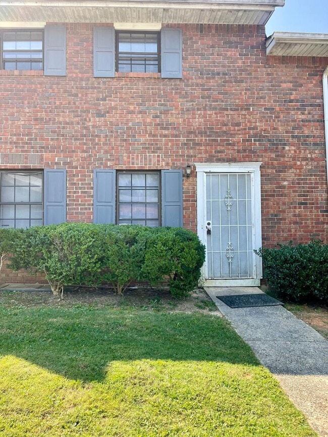 Building Photo - Spacious 3 bedroom condo Unit 14D
