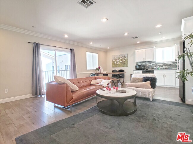 Photo - 963 N Wilton Pl Unidad 965 1/2