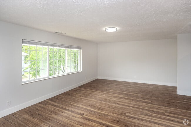 2BR, 1BA - 889 SF