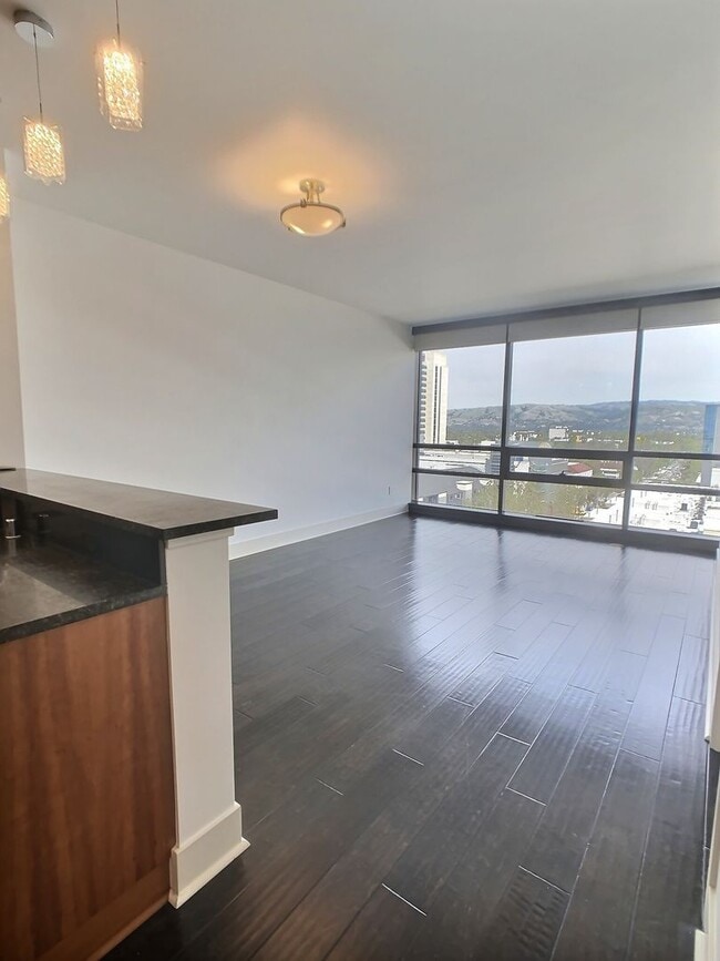 Building Photo - Beautiful 1 Bedroom/1 Bathroom Condo at The 88 Unit 907