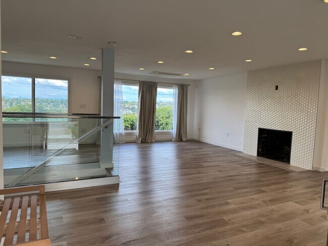 Photo - 4Bd/3Ba Seattle House