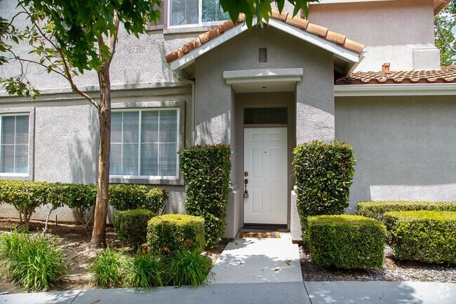 Building Photo - Beautiful Home near Schools & Shopping