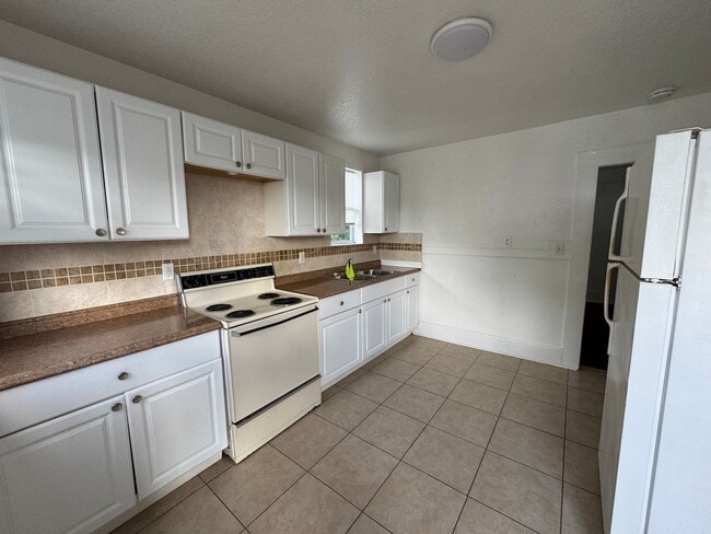 Building Photo - 434 E Tillman Ave Unit 3