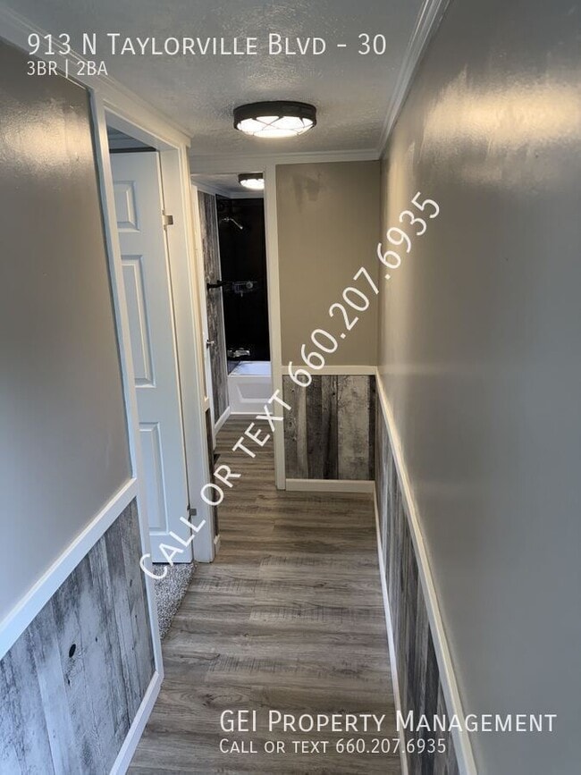 Photo - 913 N Taylorville Blvd