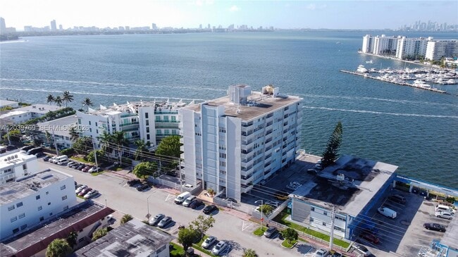 Building Photo - 2016 Bay Dr Unit 201