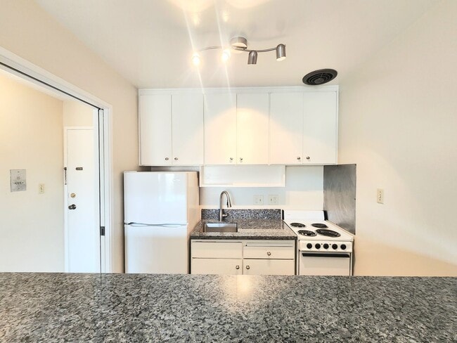 Building Photo - Woodlake Studio Unit 318