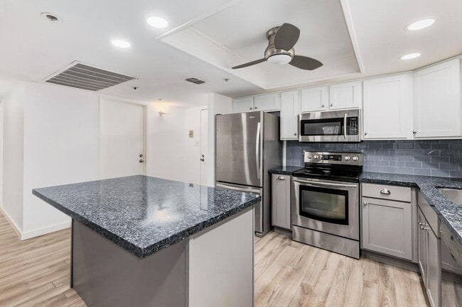 Photo - 7950 E Camelback Rd Unidad 305