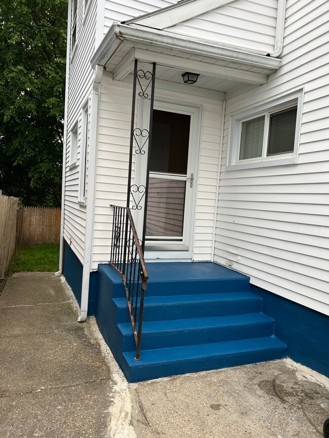 Building Photo - 76 Erie St Unit Second floor